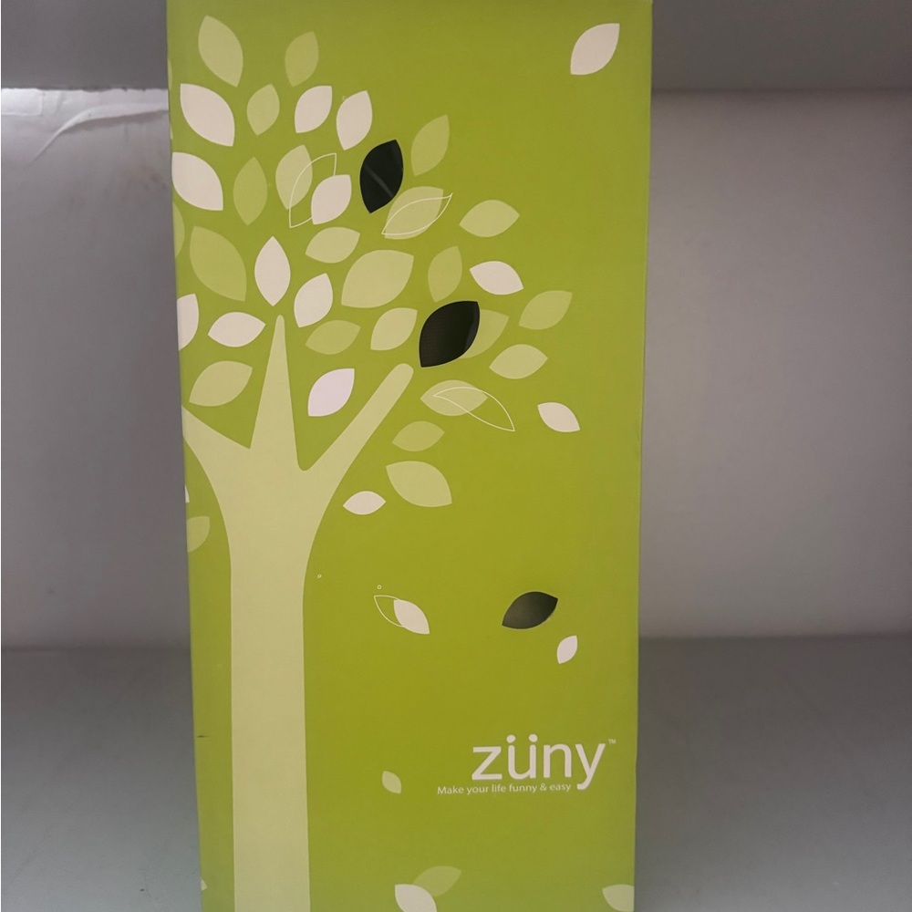 NWT Zuny giraffe booked, never used with box and bag